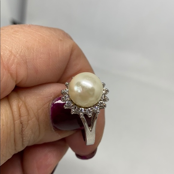 ๐2/$15. Pretty faux pearl ring. - Picture 4 of 8